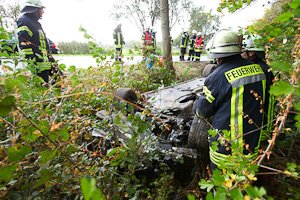 Mercedes landet kopfüber im Graben
